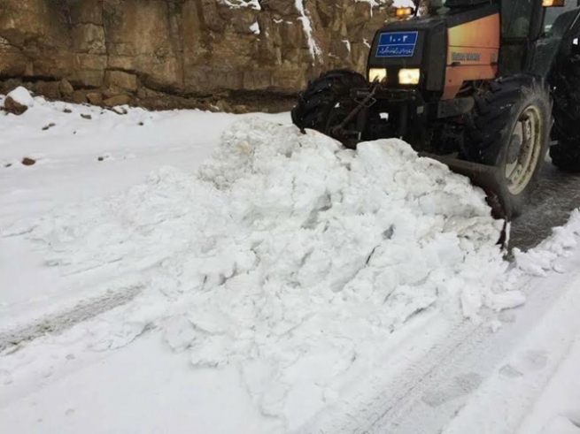 بەفربارینێ رێکا 100 گۆندان داخستیە 